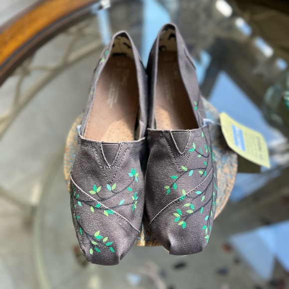 🍃TOMS🍃- NWT - Grey Toms Hand-painted Tree Branch Design- size 10 Womens - Picture 2 of 9